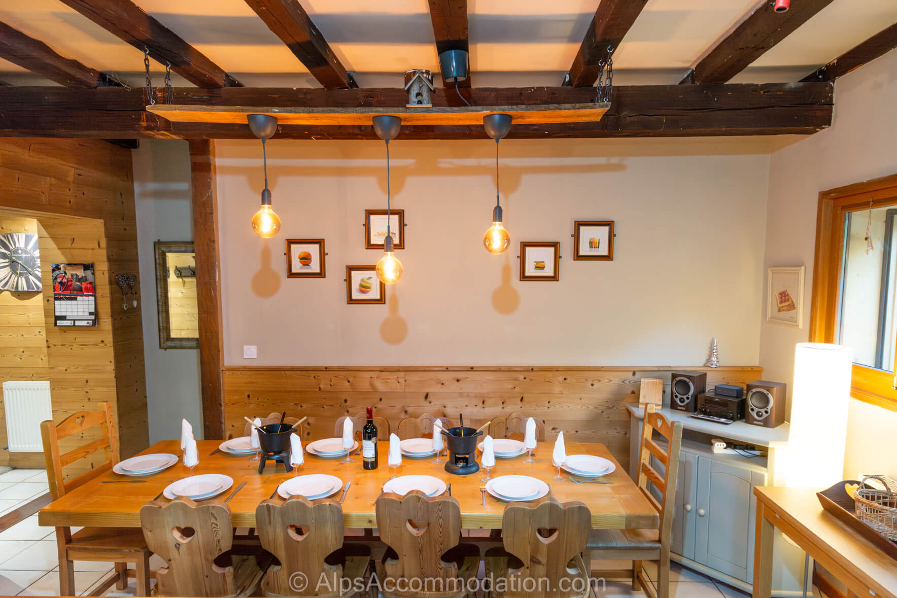 Maison Deux Coeurs Samoëns - The spacious and convivial kitchen and dining area