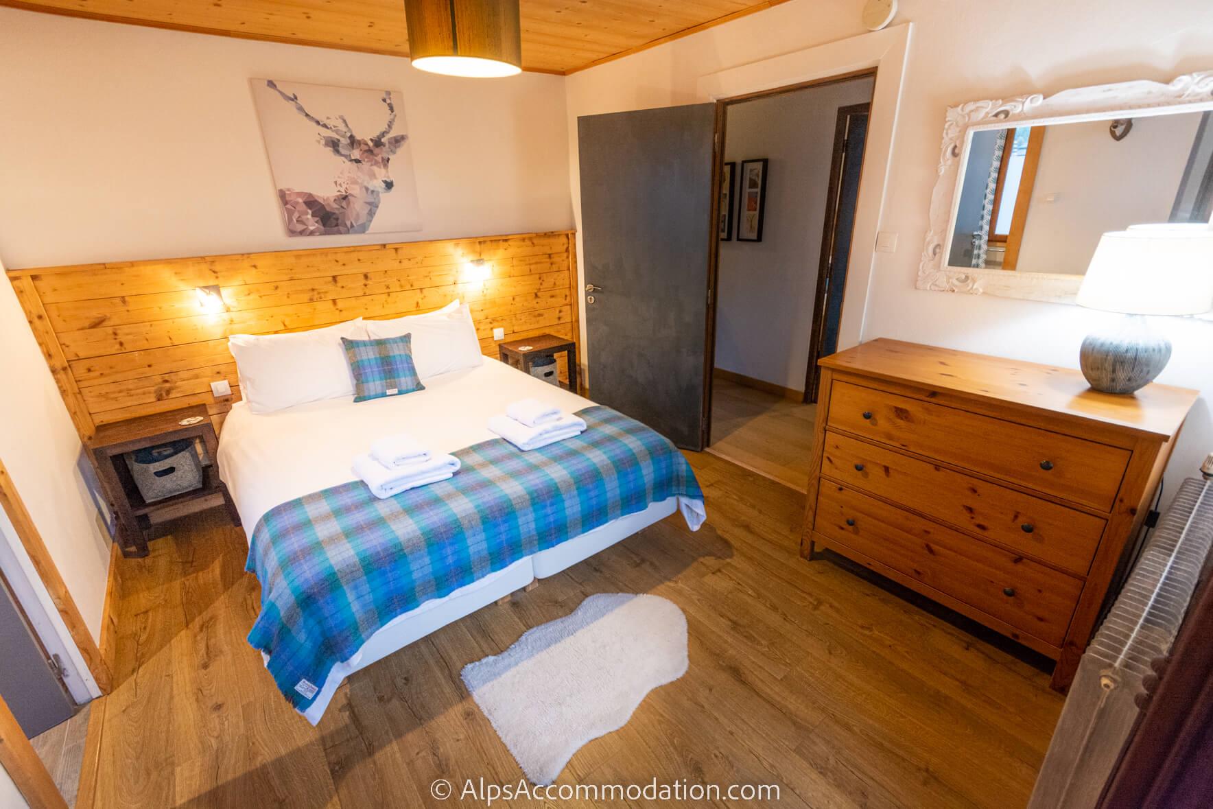 Chalet Moccand Samoëns - Spacious ensuite bedroom with luxurious king size bed and private balcony