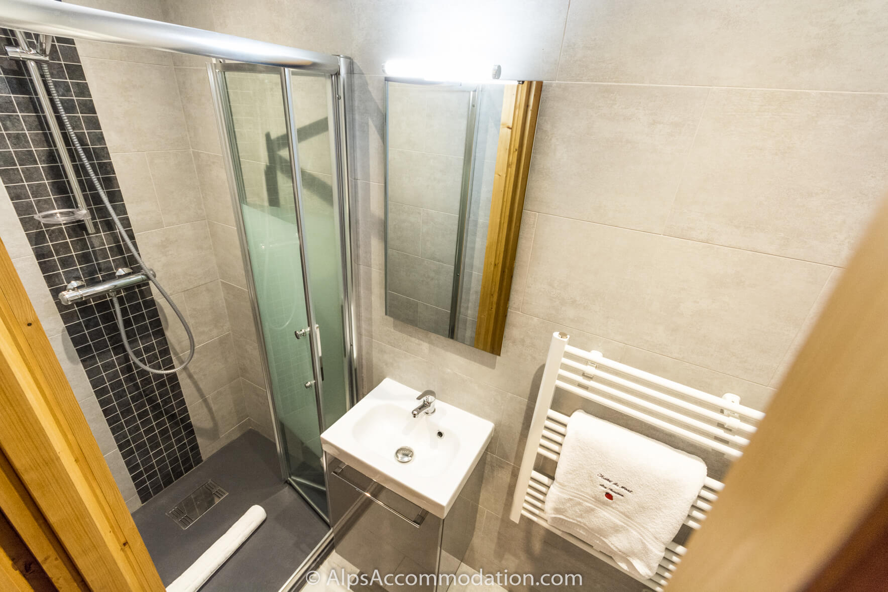 Chalet du Mont des Fraises Samoëns - Modern ensuite bathroom with shower sink and WC