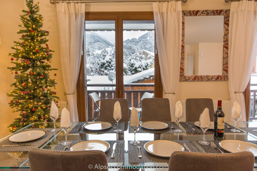 Le Clos F6 Samoëns - The delightful dining area offers wonderful views of the surrounding mountains
