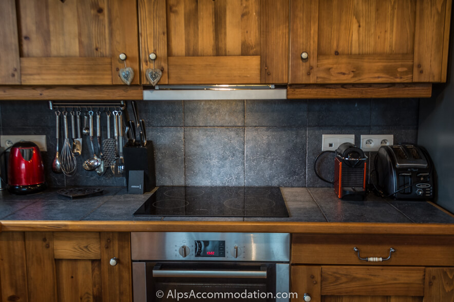 Apartment Biollet Samoëns - Large fully equipped kitchen including full size electric fan oven, 4 ring hob and NESPRESSO machine