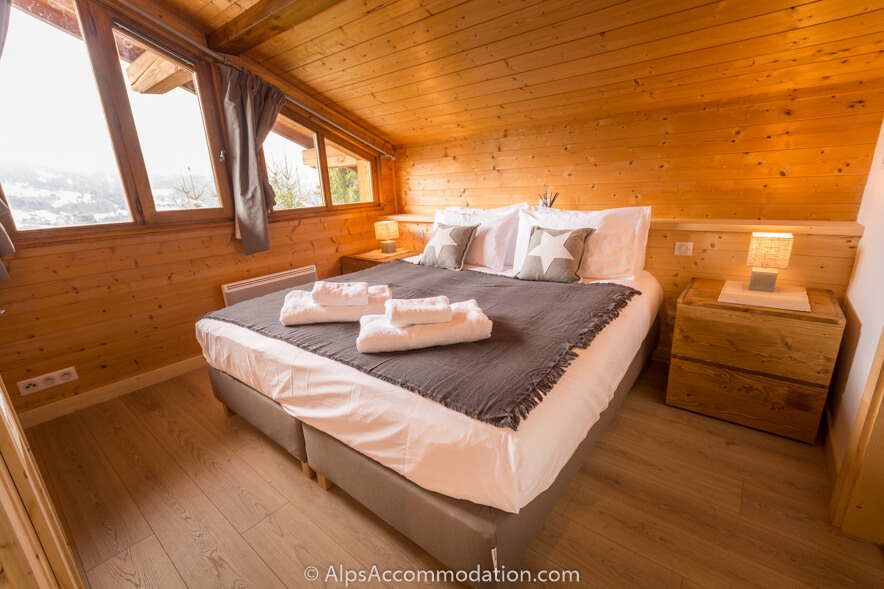 Chalet Marguerite Samoëns - Light and spacious bedroom with ensuite bathroom