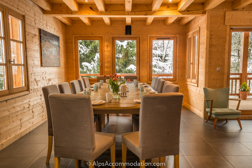 Chalet Maya Samoëns - A gorgeous wood dining table is found in the dining area which can comfortably seat up to 15