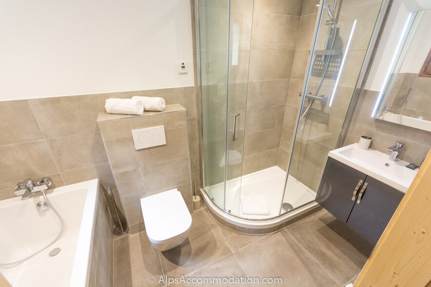 Chalet Marguerite Samoëns - A separate shower and bath in this luxurious bathroom