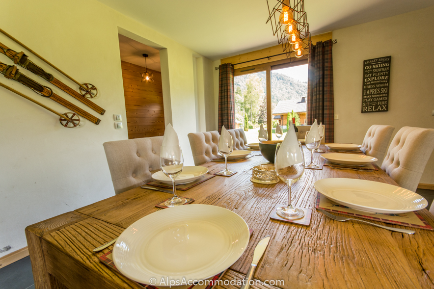 Chalet Jeroboam Samoëns - Beautiful rustic dining table comfortably seats up to 8