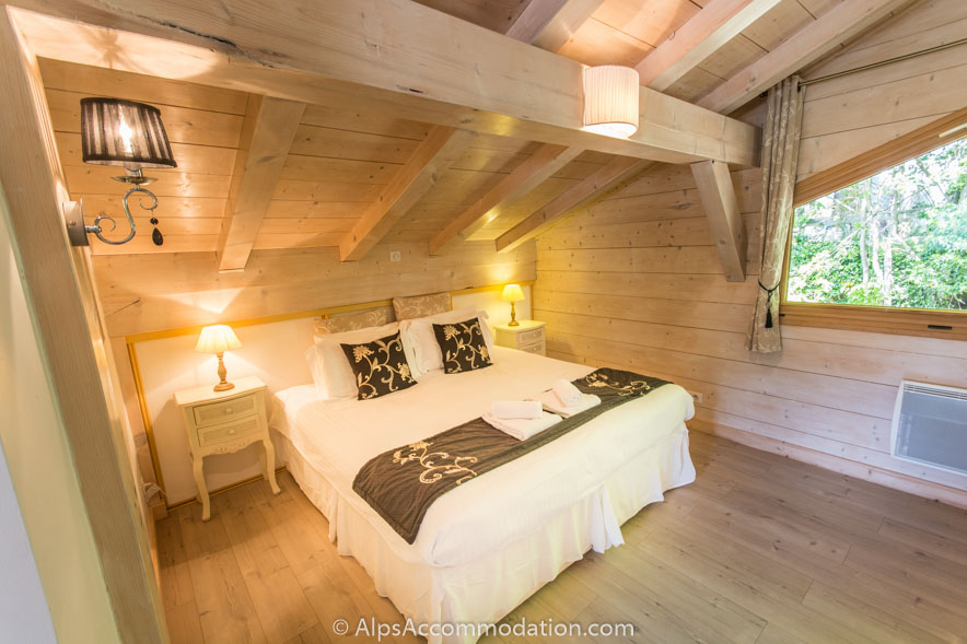 Chalet Falcon Samoëns - A luxurious super king size bed in the 2 bedroom family suite