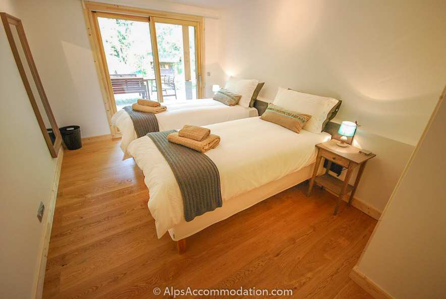 Chalet Maya Samoëns - Ensuite twin (or king bedroom) with luxurious linen and beds