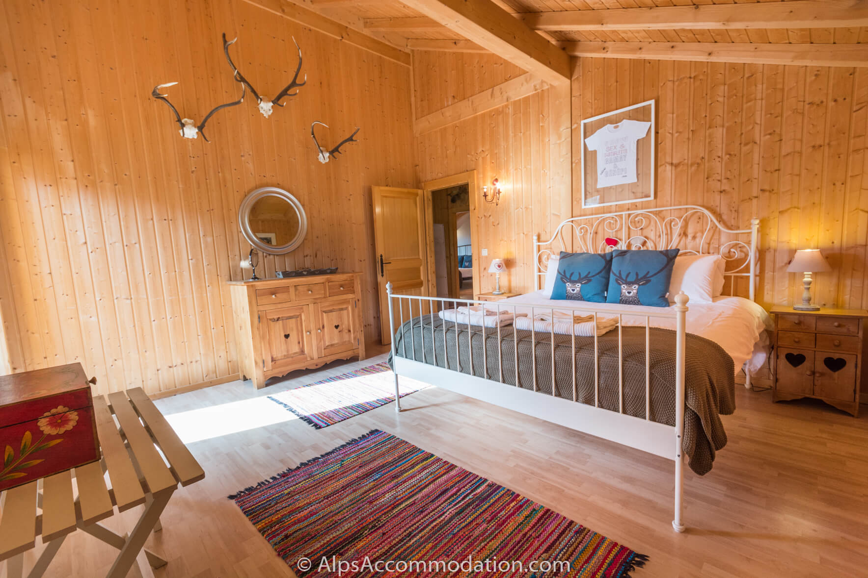 Chalet Esse Samoëns - Luxurious king size bed with a private south facing balcony