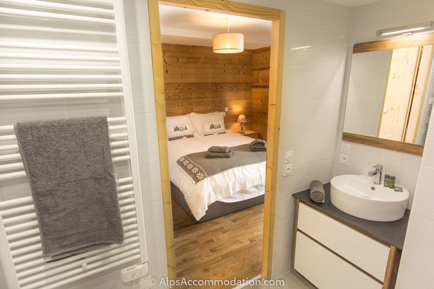 No.1 Chalet L'Orlaya Samoëns - The master bedroom features a huge ensuite bathroom with bath and shower