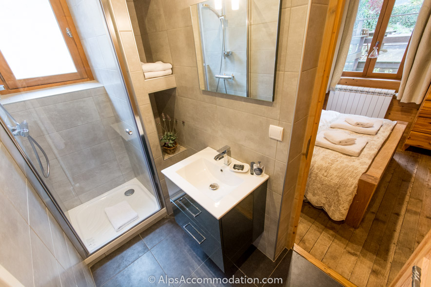 La Maison Blanche Samoëns - Luxurious ensuite bathroom with large shower. An adjacent WC is available.