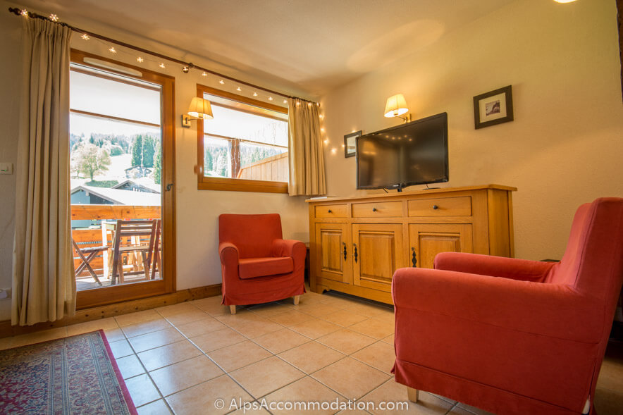 B11 Jardin Alpin Morillon 1100 - Spacious living area with large LCD TV and balcony access