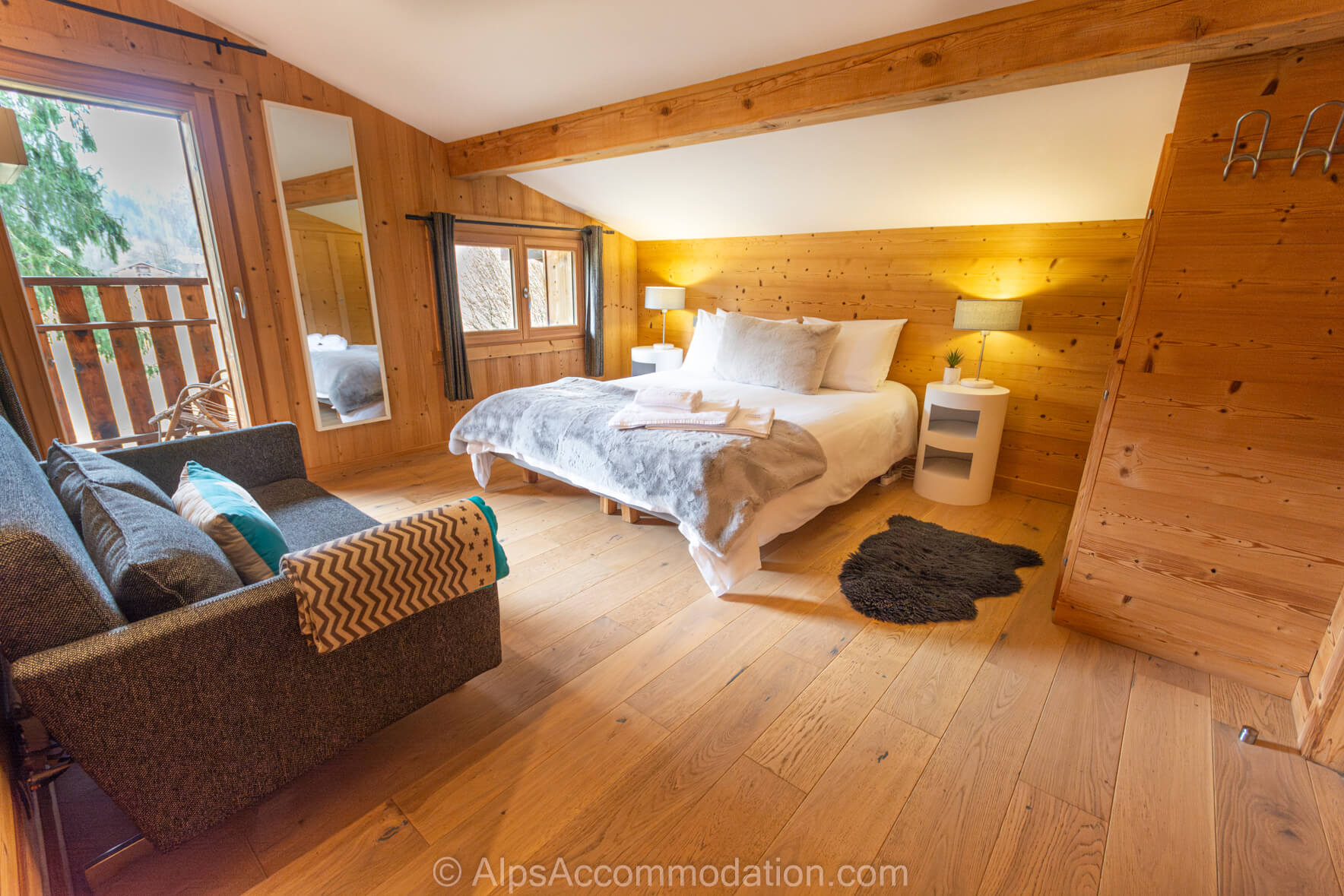 Chalet Toubkal Samoëns - Master ensuite with king size bed and sofa bed
