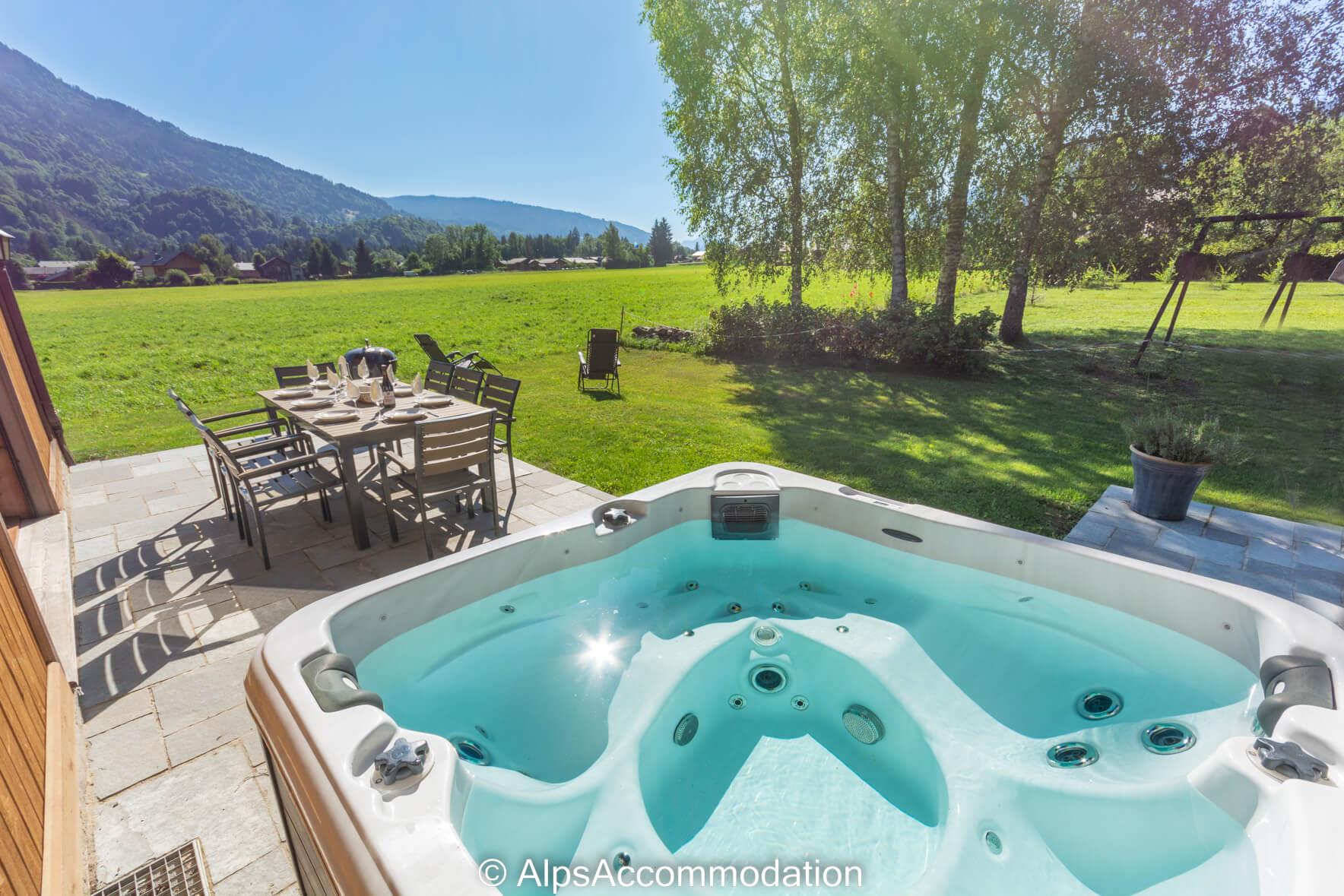 Chalet Jeroboam Samoëns - Enjoy a relaxing dip in the bubbly hot tub!