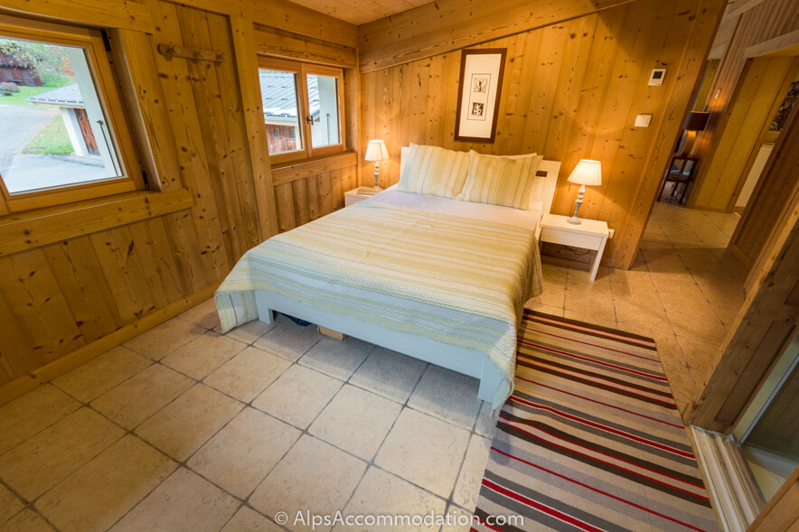 Apartment Bois de Lune 3 Samoëns - Spacious double bedroom with built in shower sink and separate WC