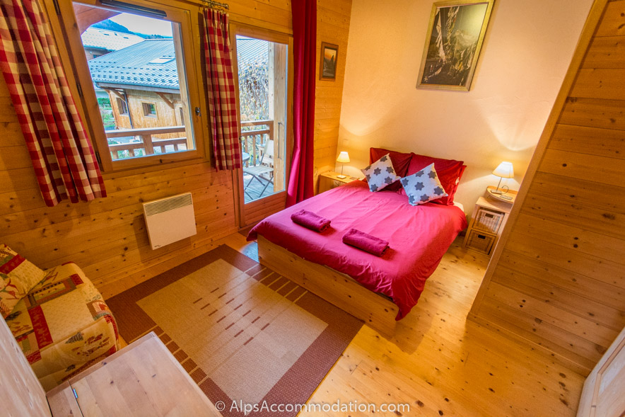 Chalet Lys Martagon Samoëns - Spacious double bedroom with further pull out bed and south facing balcony