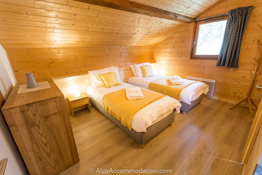 Chalet Marguerite Samoëns - The twin bedroom features an ensuite bathroom