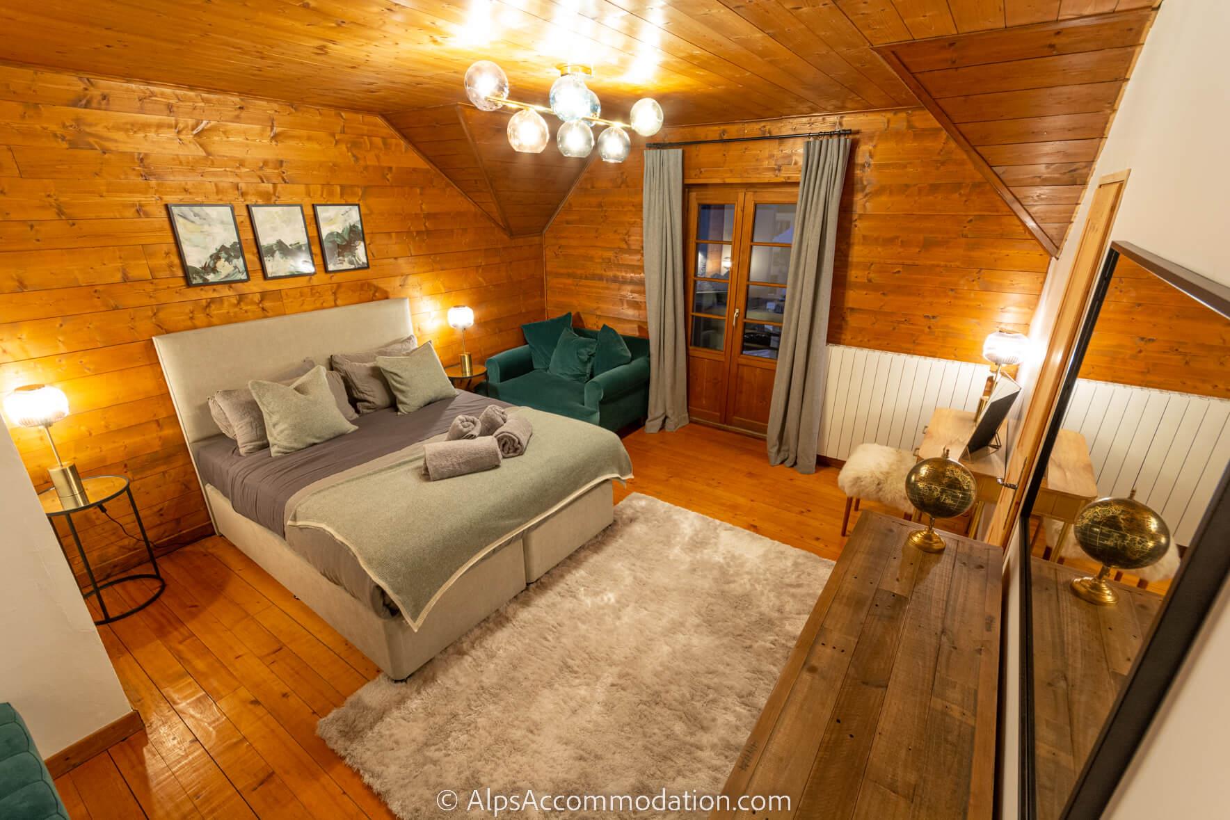 La Maison Blanche Samoëns - Large family bedroom with ensuite bathroom and private south facing balcony