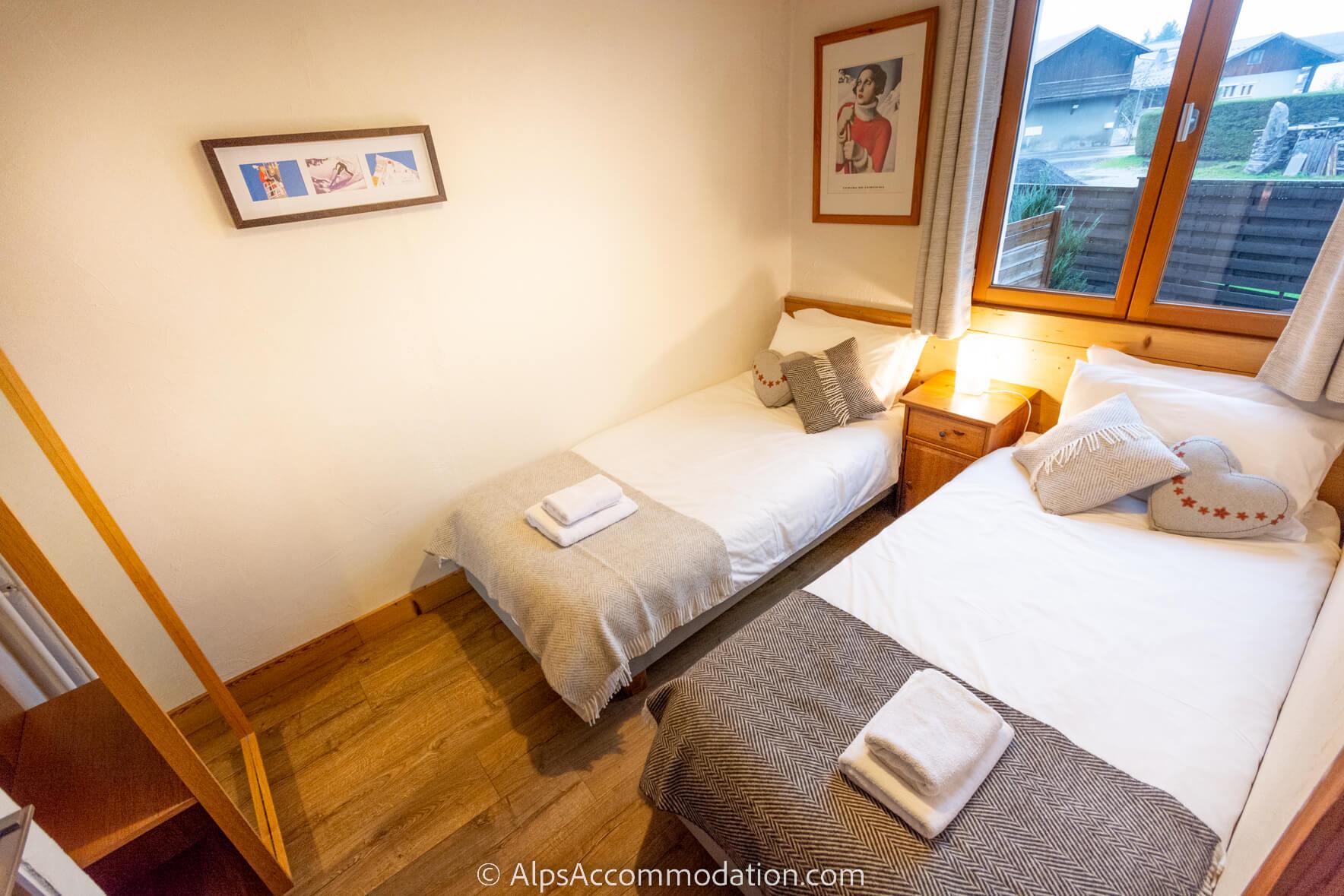 Chalet Moccand Samoëns - Twin bedroom on the lower floor with ensuite bathroom