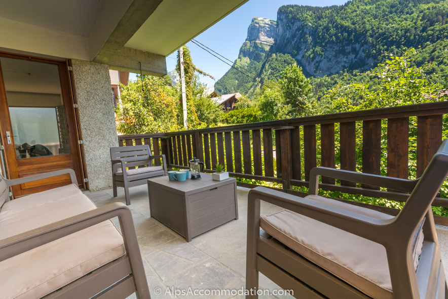 Chalet Falconnières Samoëns - A covered seating area is perfect for a morning coffee as the sun rises over the dramatic Criou mountain