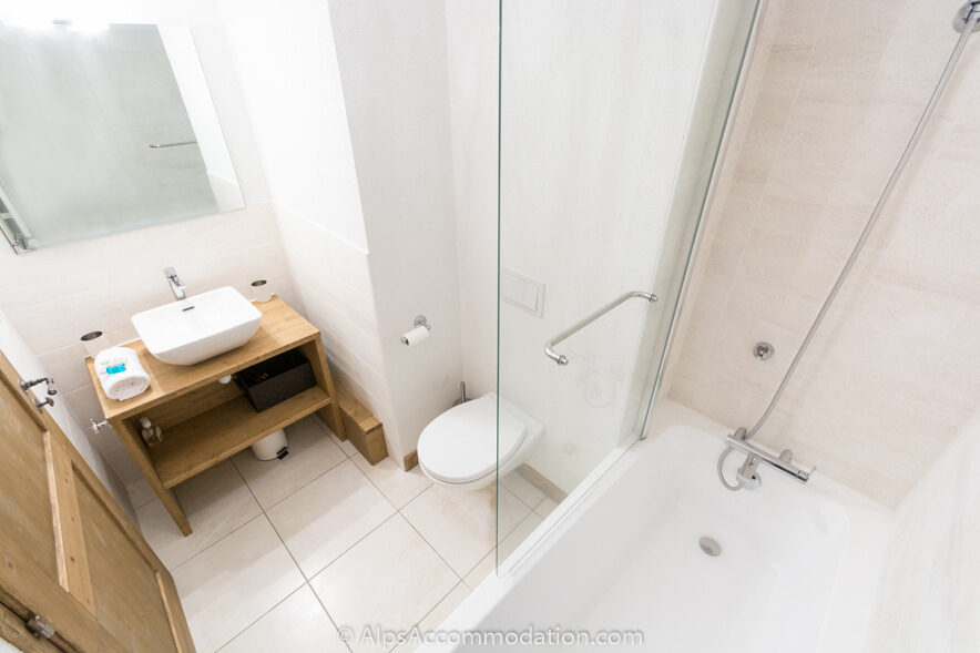Apartment Les Niveoles A12 Morillon - Family bathroom with bath and integrated shower