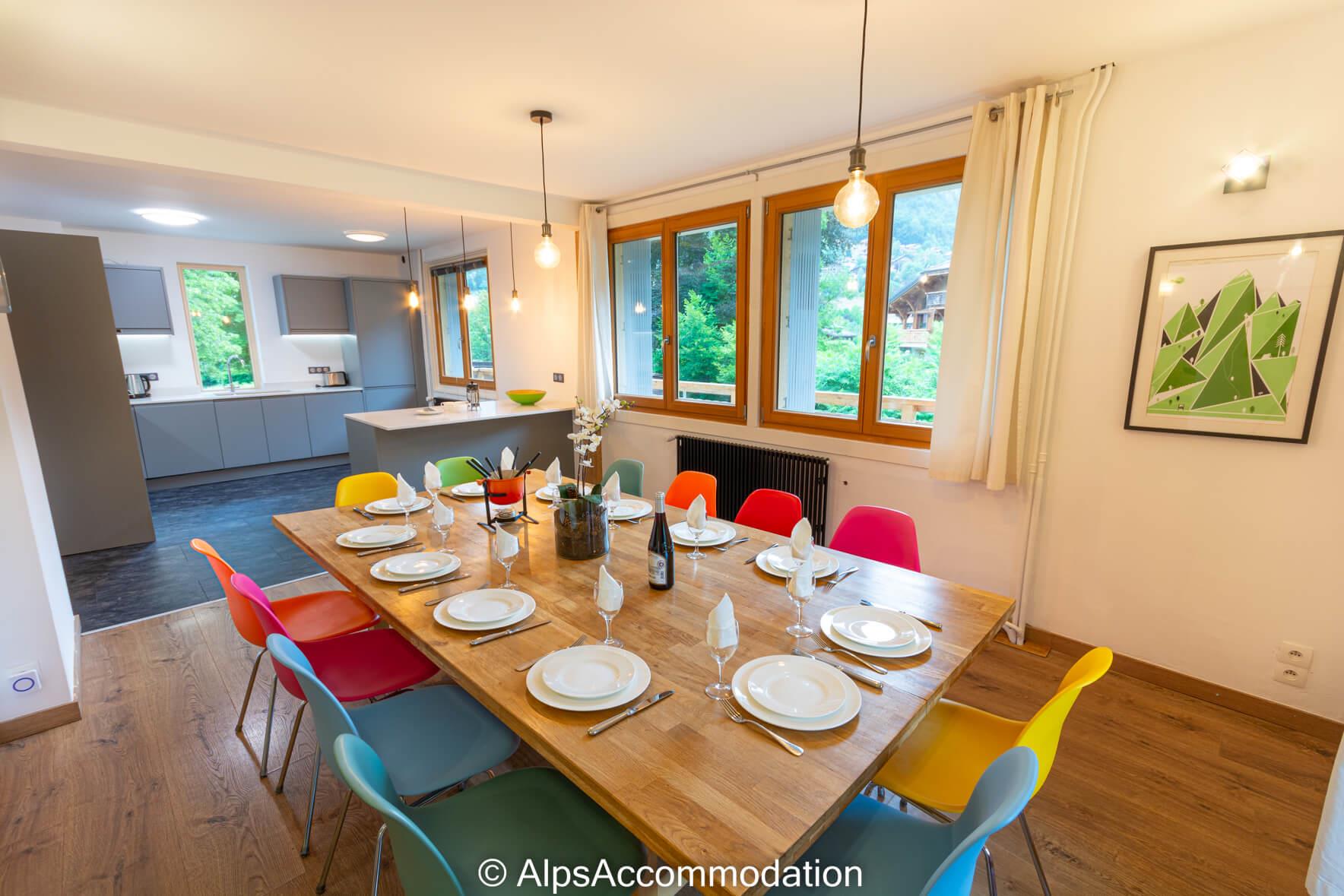 Chalet Bézière Samoëns - Dining area with dedicated drinks fridge