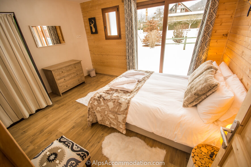 Chalet Balthazar Samoëns - A spacious bedroom with great views and king size bed