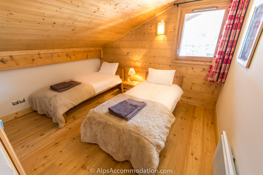 Chardons Argentés D10 Samoëns - Twin bedroom with large built in wardrobe