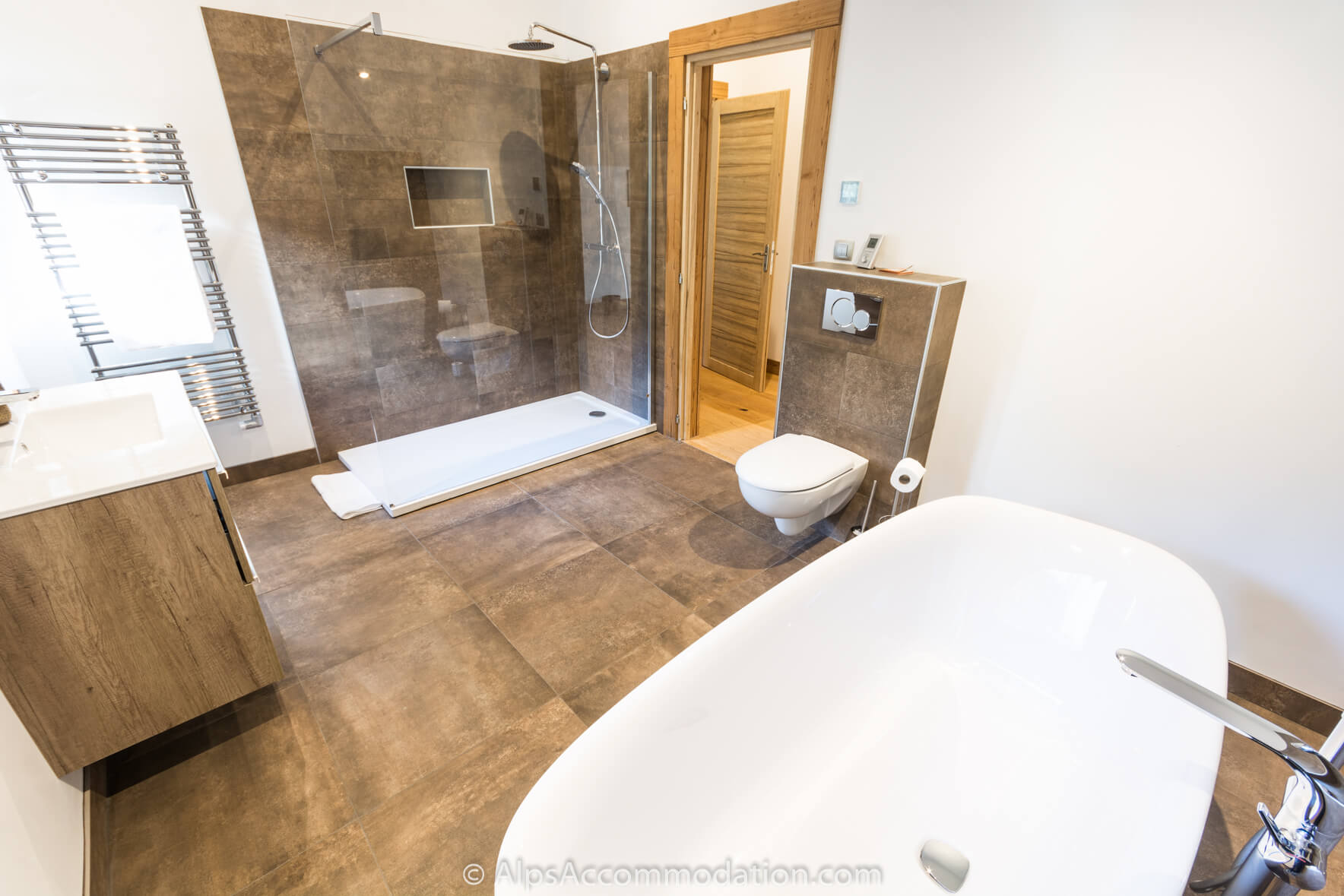 Chalet Gentian Samoëns - The impressive master ensuite bathroom features a walk in shower and bath