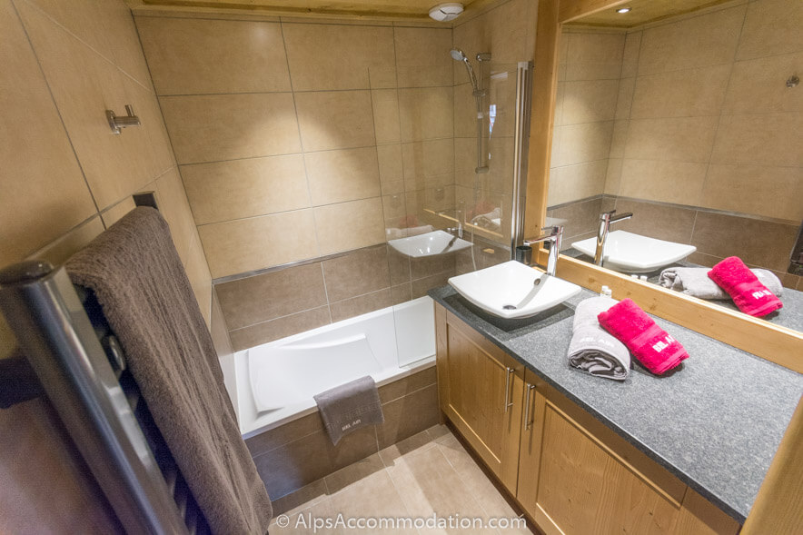 Apartment Bel Air Samoëns - The stylish family bathroom features a bath with integrated shower