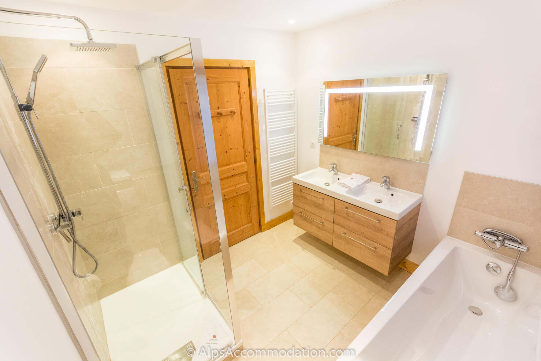 Chalet du Mont des Fraises Samoëns - The spacious family bathroom on the upper level featuring bath and separate shower
