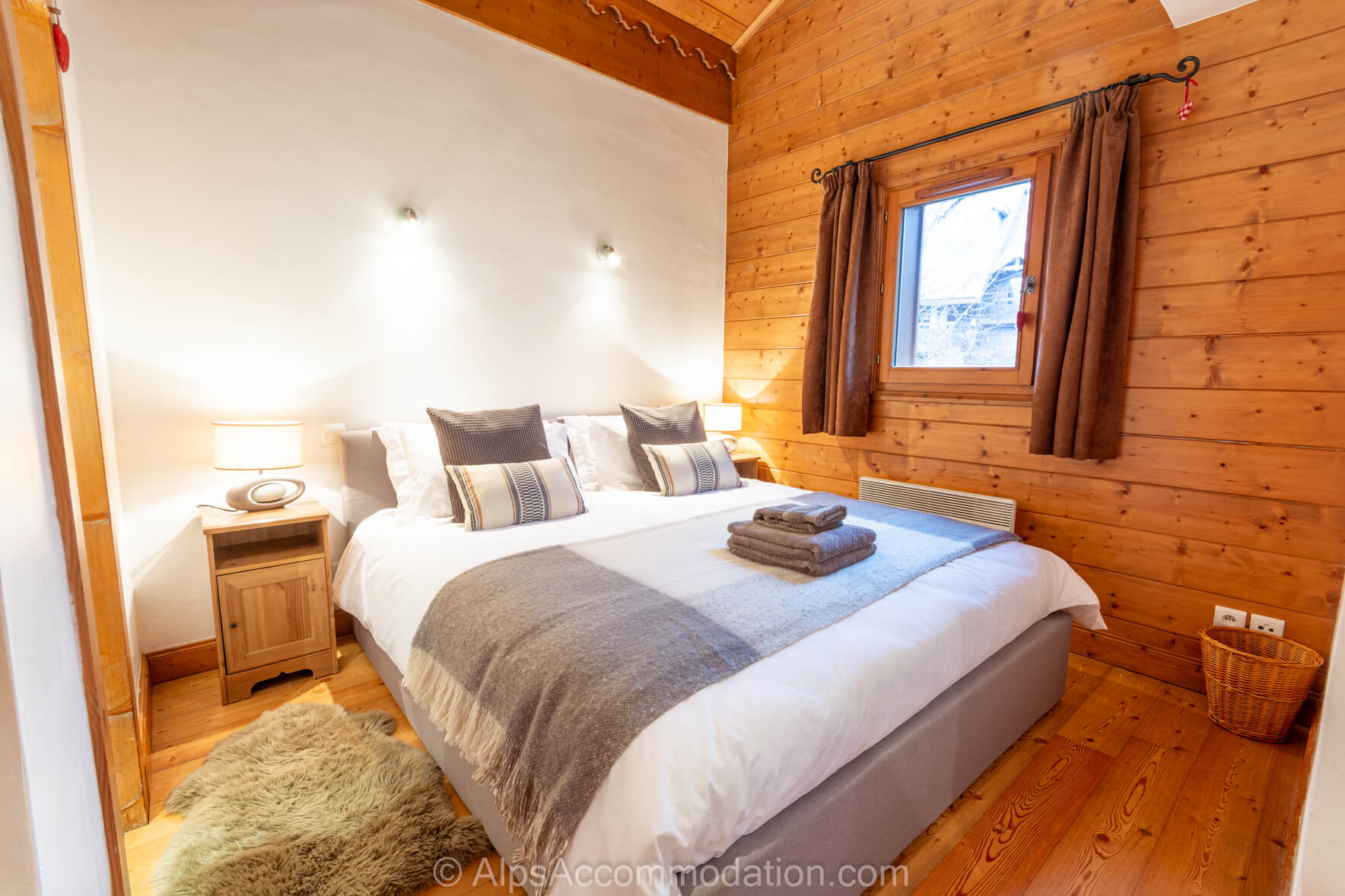 Villa Monette B5 Samoëns - Stunning ensuite master bedroom with king size bed and double height ceiling