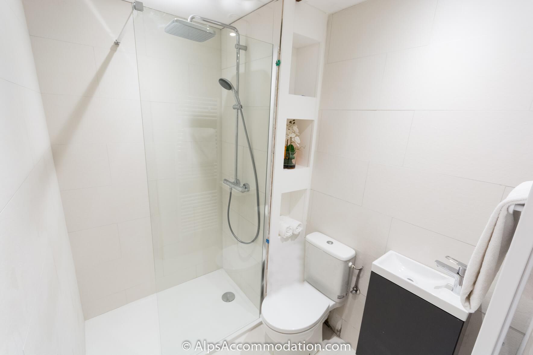 Les Fermes de Samoëns F4 Samoens - Family bathroom with large walk in shower