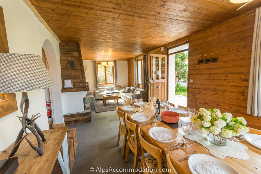 Chalet Moccand Samoëns - Spacious open plan living and dining area which extends out to the large private garden