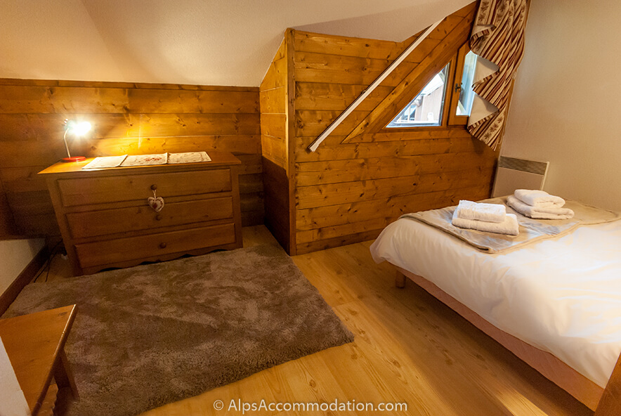 Chalet Amande E4 Samoëns - Spacious and comfortable double bedroom on the upper floor