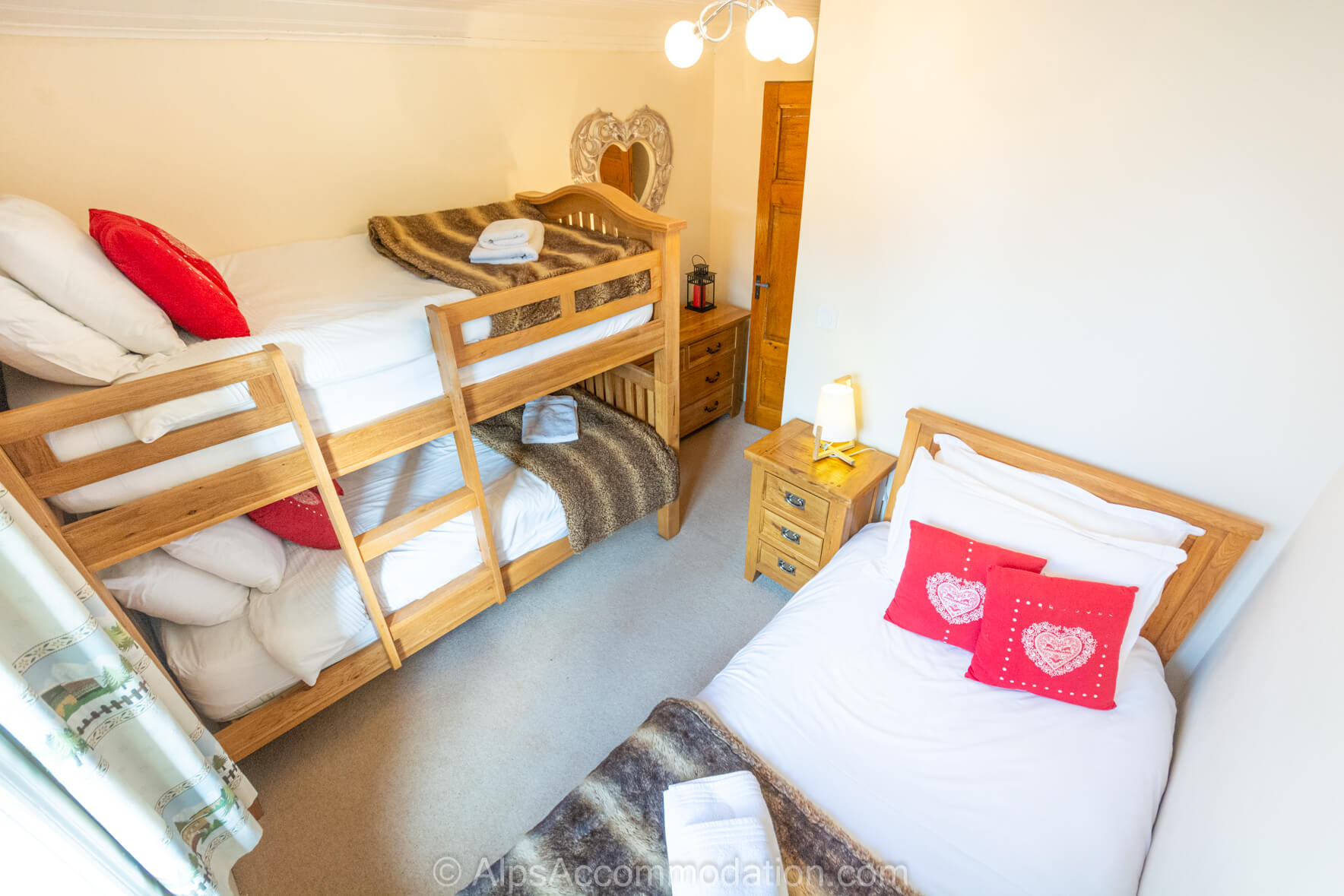 Chalet Chamoissière Samoëns - The triple room with full size bunk beds is ideal for kids and adults alike