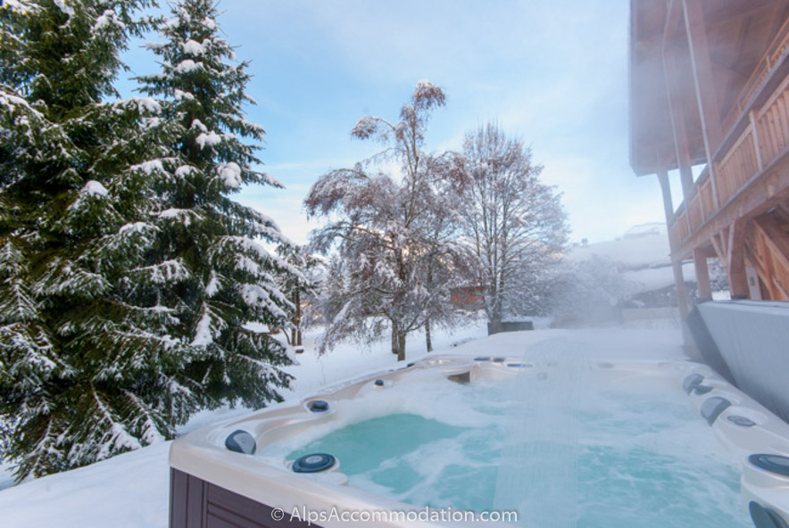 Chalet Maya Samoëns - Relax in the large steaming hot tub after an exciting day in the mountains