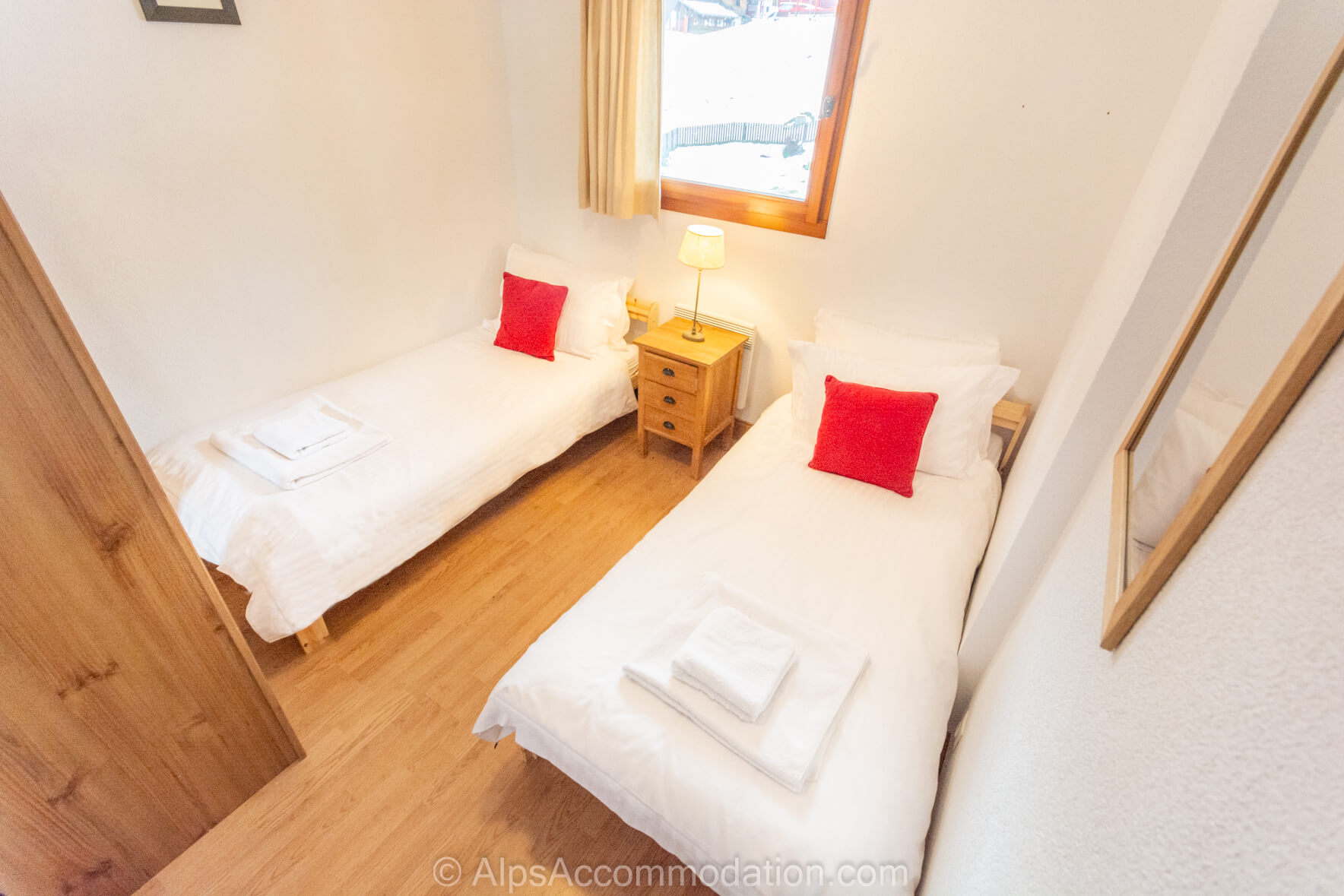 B11 Jardin Alpin Morillon 1100 - Comfortable twin or double bedroom with views towards the pistes