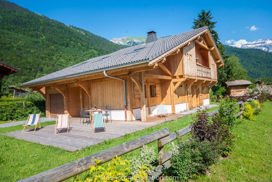 Chalet Esse Samoëns - Terrace with table, chairs, BBQ provided, as well as stunning views
