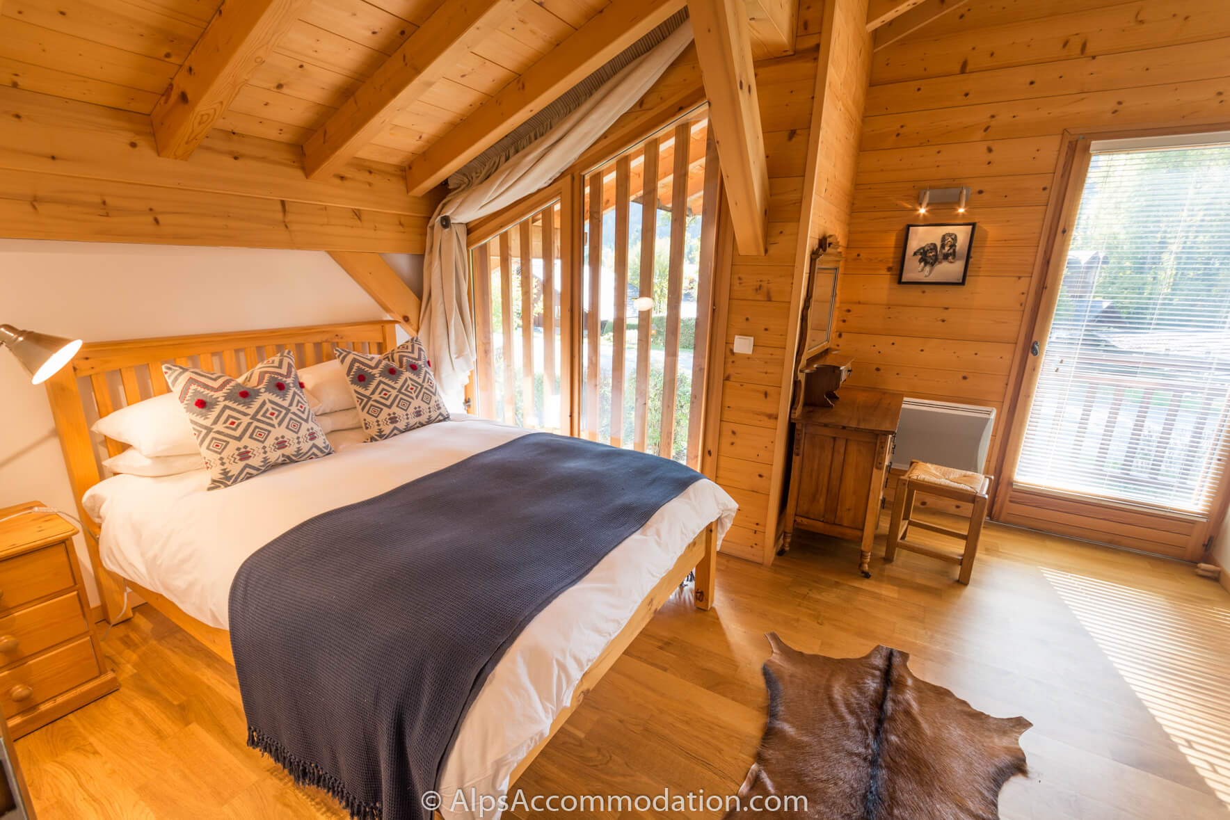 Chalet La Boissière Samoëns - Light and spacious double bedroom with balcony