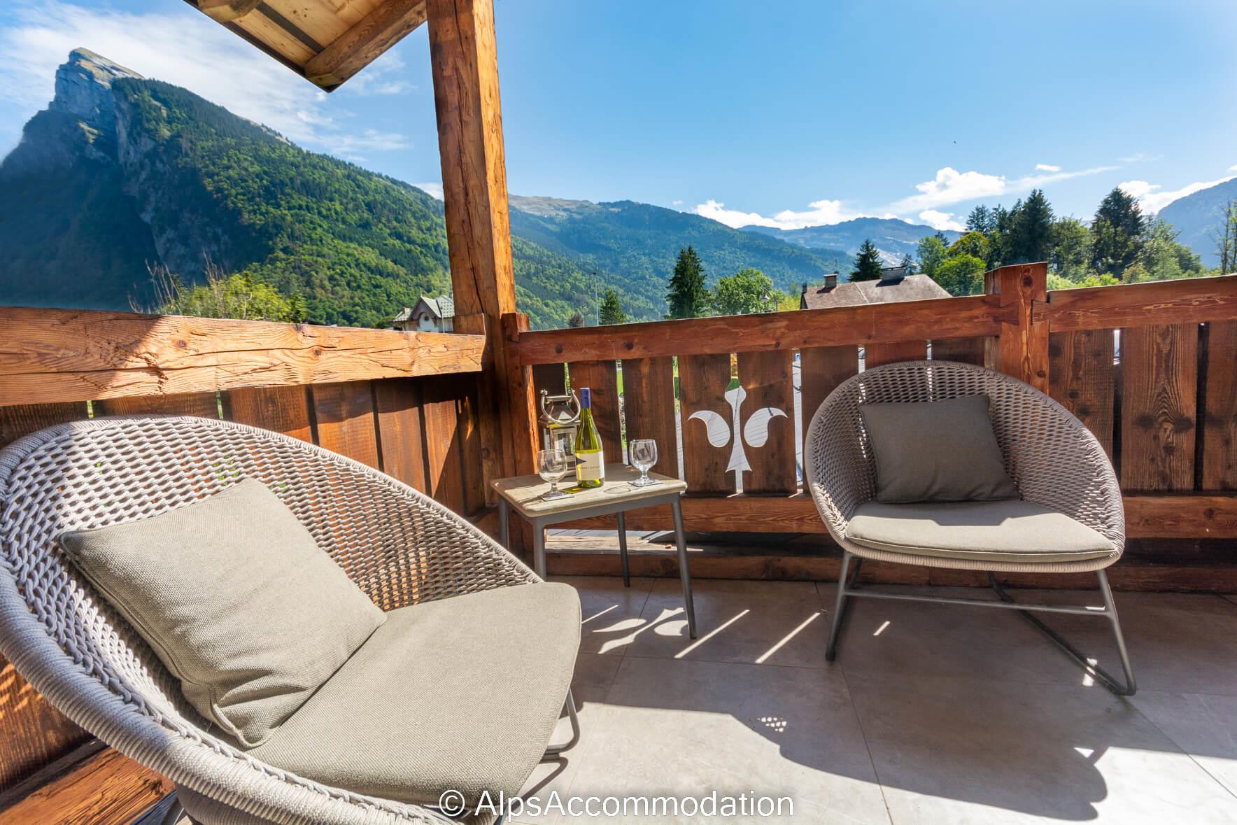 Chalet Lily Samoëns - Sunny balcony with fantastic views to the famous Criou mountain