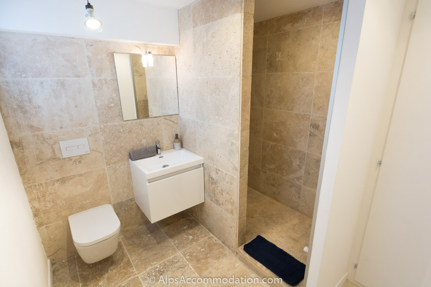 Apartment Falconnières Samoëns - A large walk in shower in the double bedroom ensuite bathroom