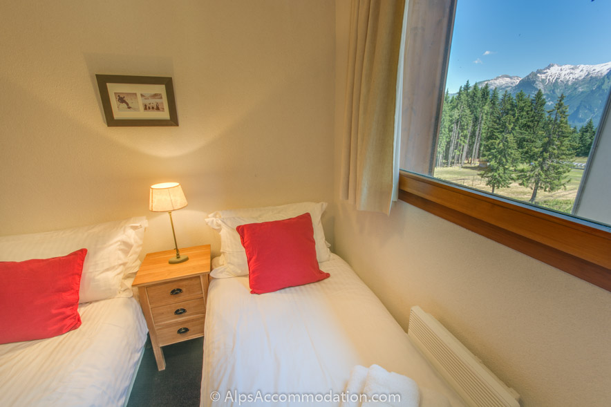 B11 Jardin Alpin Morillon 1100 - Twin bedroom with gorgeous views over Samoëns