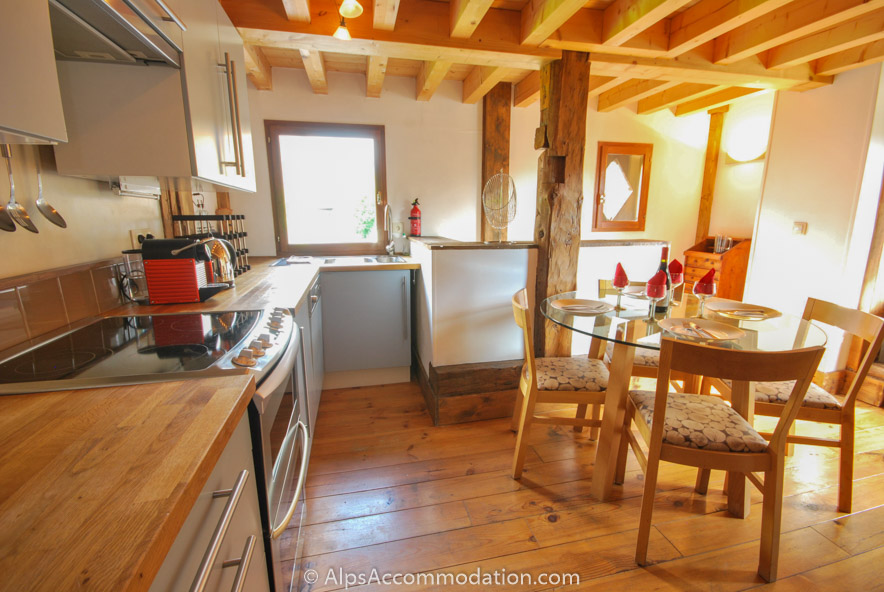 The Mazot Samoëns - Well equipped kitchen and dining area