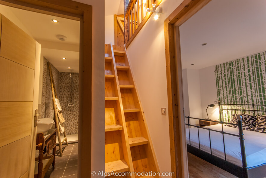 Chalet Tir na nOg Samoëns - Bathroom and king bedroom separated by stairs to upper floor