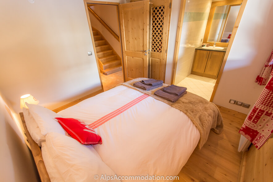 Chardons Argentés D10 Samoëns - Master bedroom with ensuite bathroom