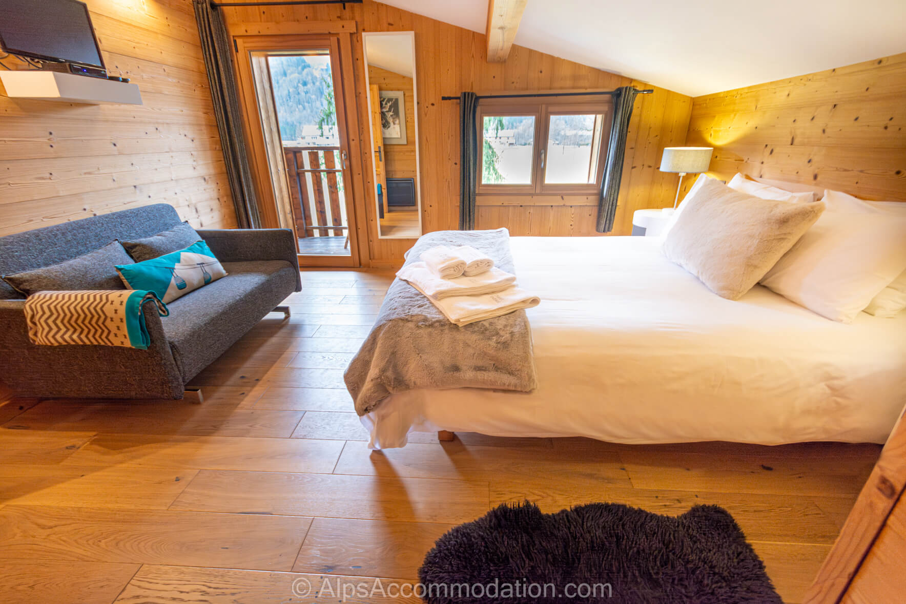 Chalet Toubkal Samoëns - Two large king bedrooms with private south facing balconies