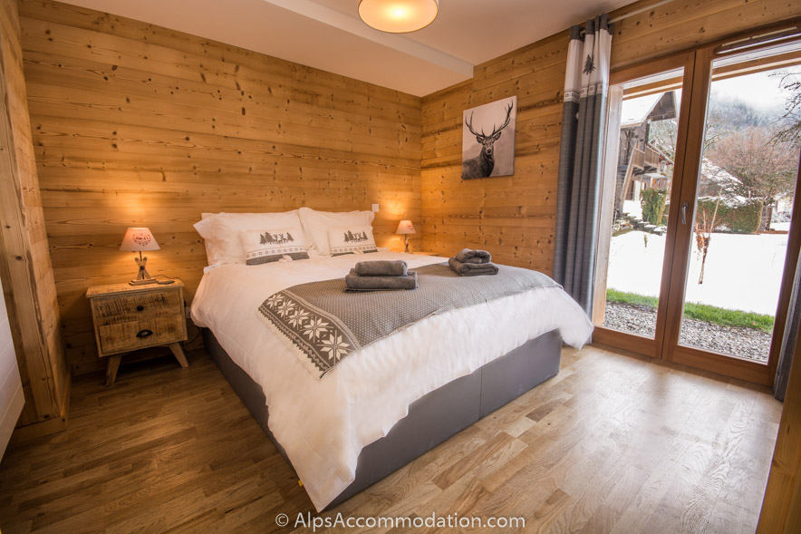 No.1 Chalet L'Orlaya Samoëns - The light and spacious master bedroom with magical views and ensuite