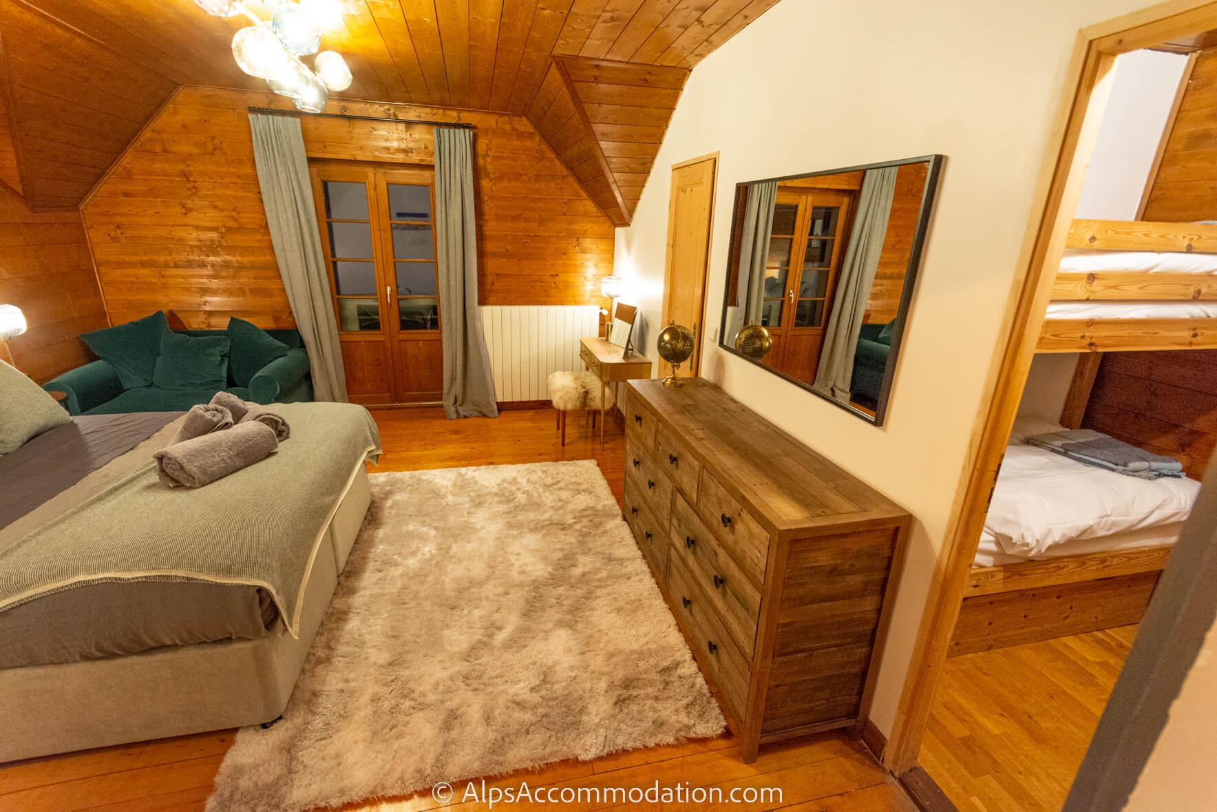 La Maison Blanche Samoëns - Spacious ensuite family bedroom with separate bunk bedroom off the main bedroom