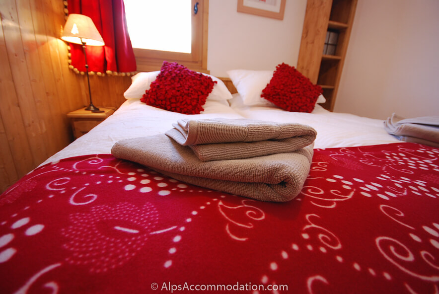 Apartment Biollet Samoëns - Twin bedroom with two comfortable twin beds and luxurious linen and towels