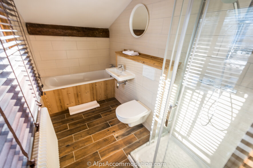 Chalet Mysig Samoëns - Spacious ensuite bathroom of the master bedroom with bath and shower